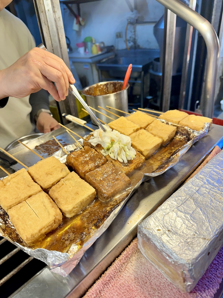 Stinky tofu gegeten in Jiufen, lekkerder dan verwacht.