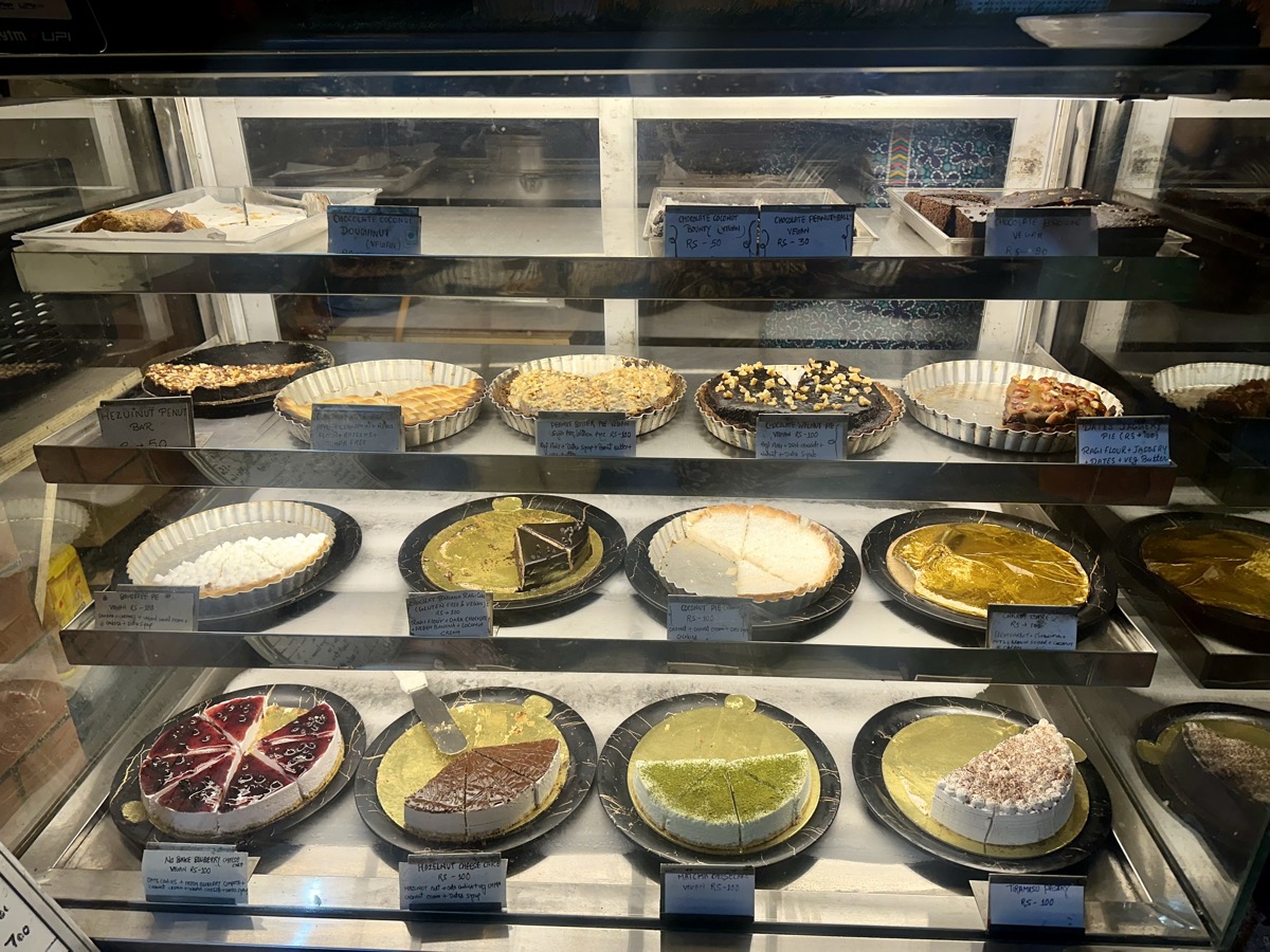 Dit schattige taartenplekje ontdekt met meer dan 15 vegan taarten! Veel te vaak teruggegaan.