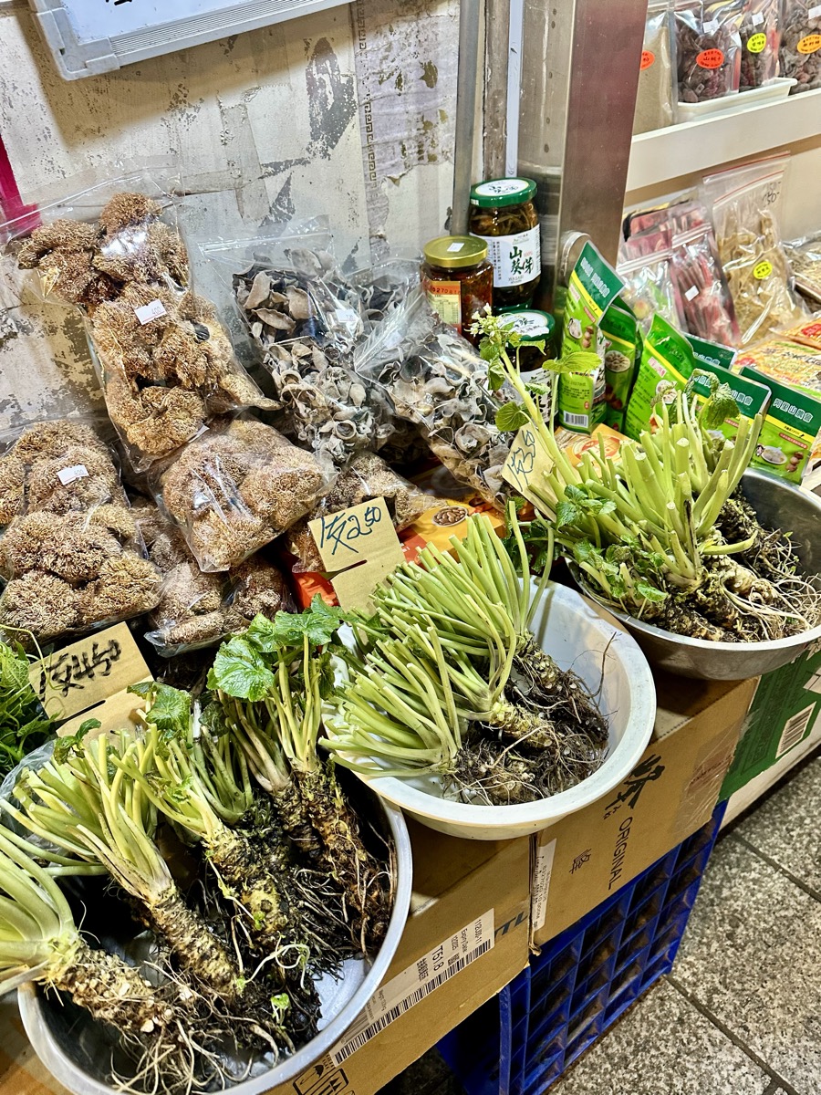 Echte wasabi gevonden tijdens mijn fietstocht door Taiwan. Vers gegeten met tofu, was intens.