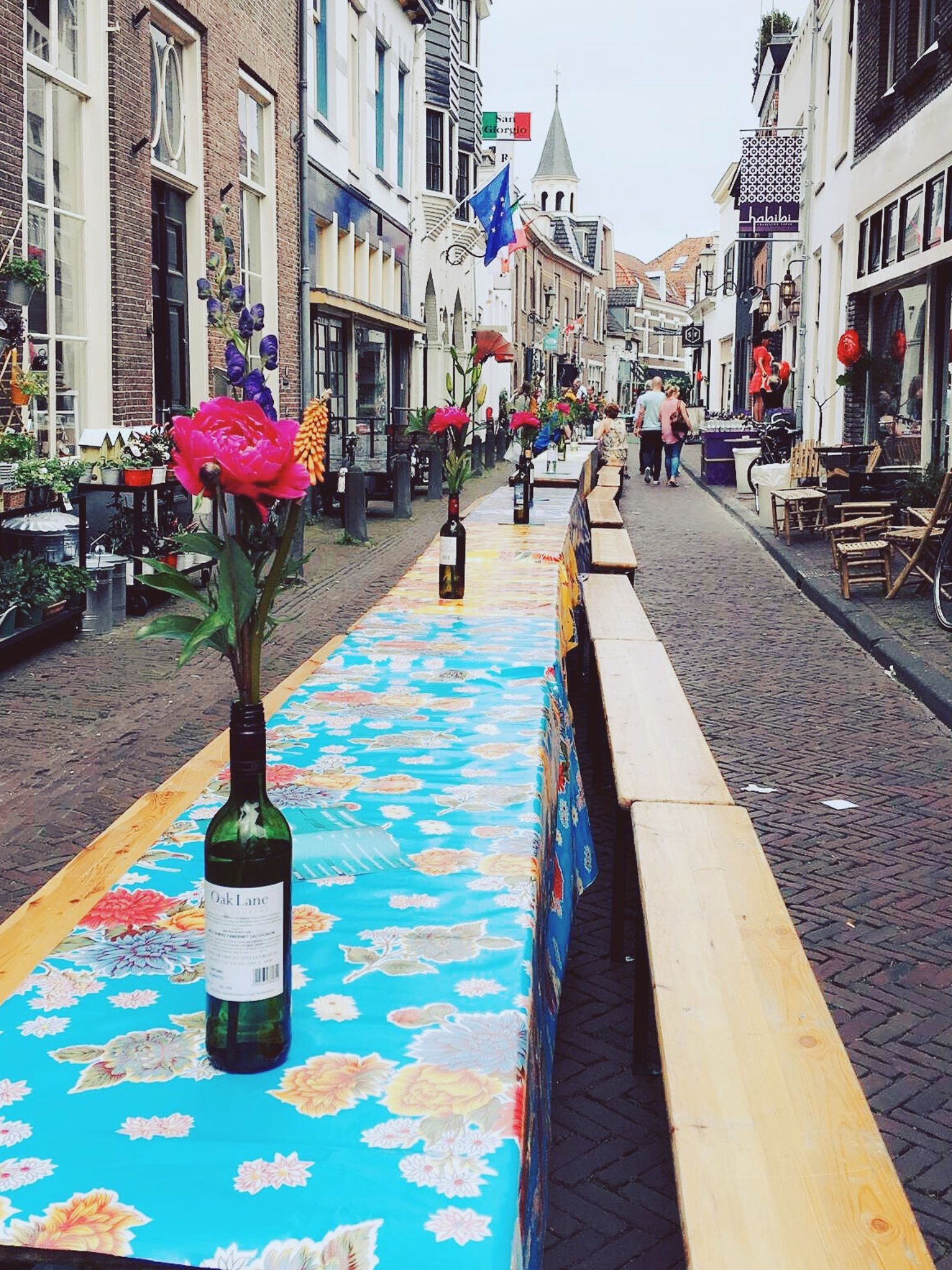 A very long table set in the city center of Amersfoort, decorated with flowers