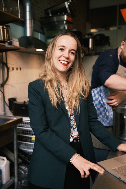 Iemand in een keuken met laptop