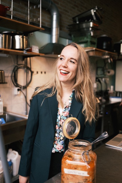 Iemand in een keuken met kimchi